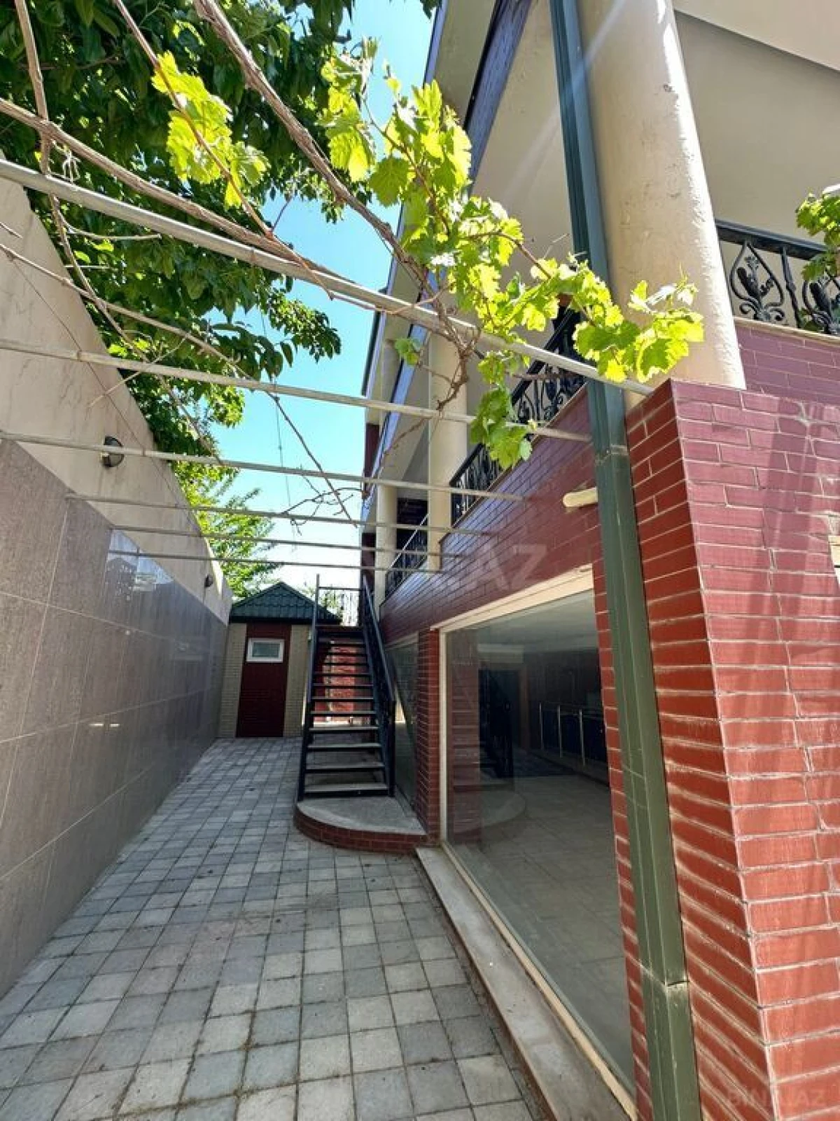 Kirayə verilir 9 otaqlı həyət evi 950 m²