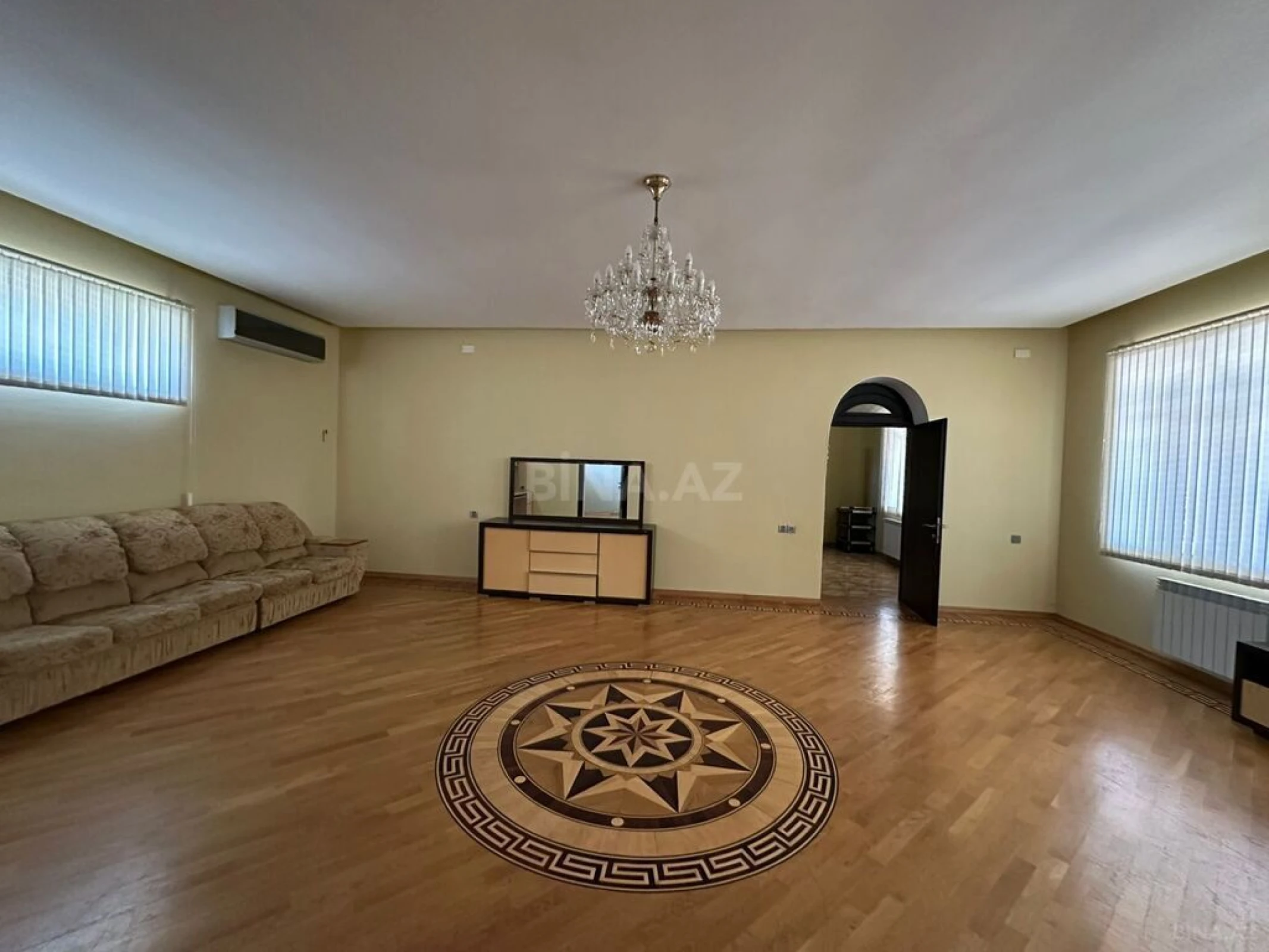 Kirayə verilir 9 otaqlı həyət evi 950 m²