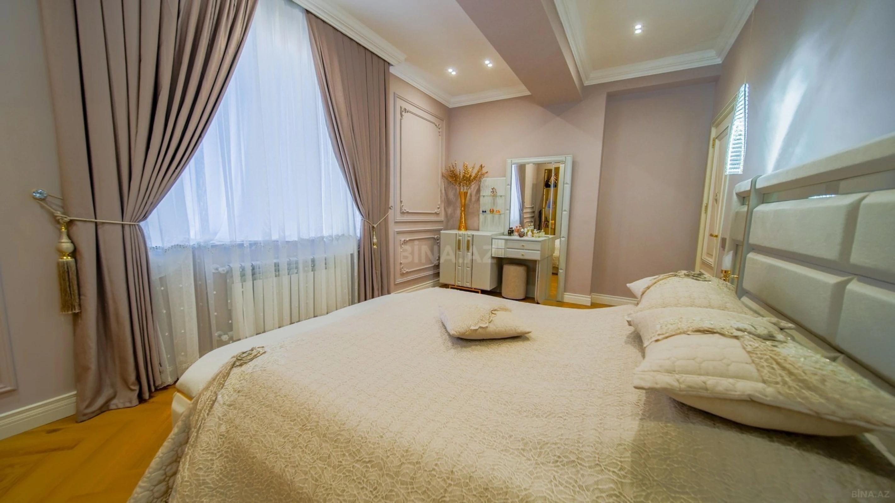 Satılır 3 otaqlı mənzil 135 m²