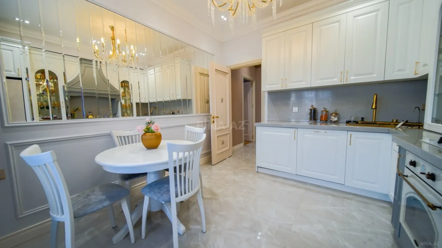 Satılır 3 otaqlı mənzil 135 m²