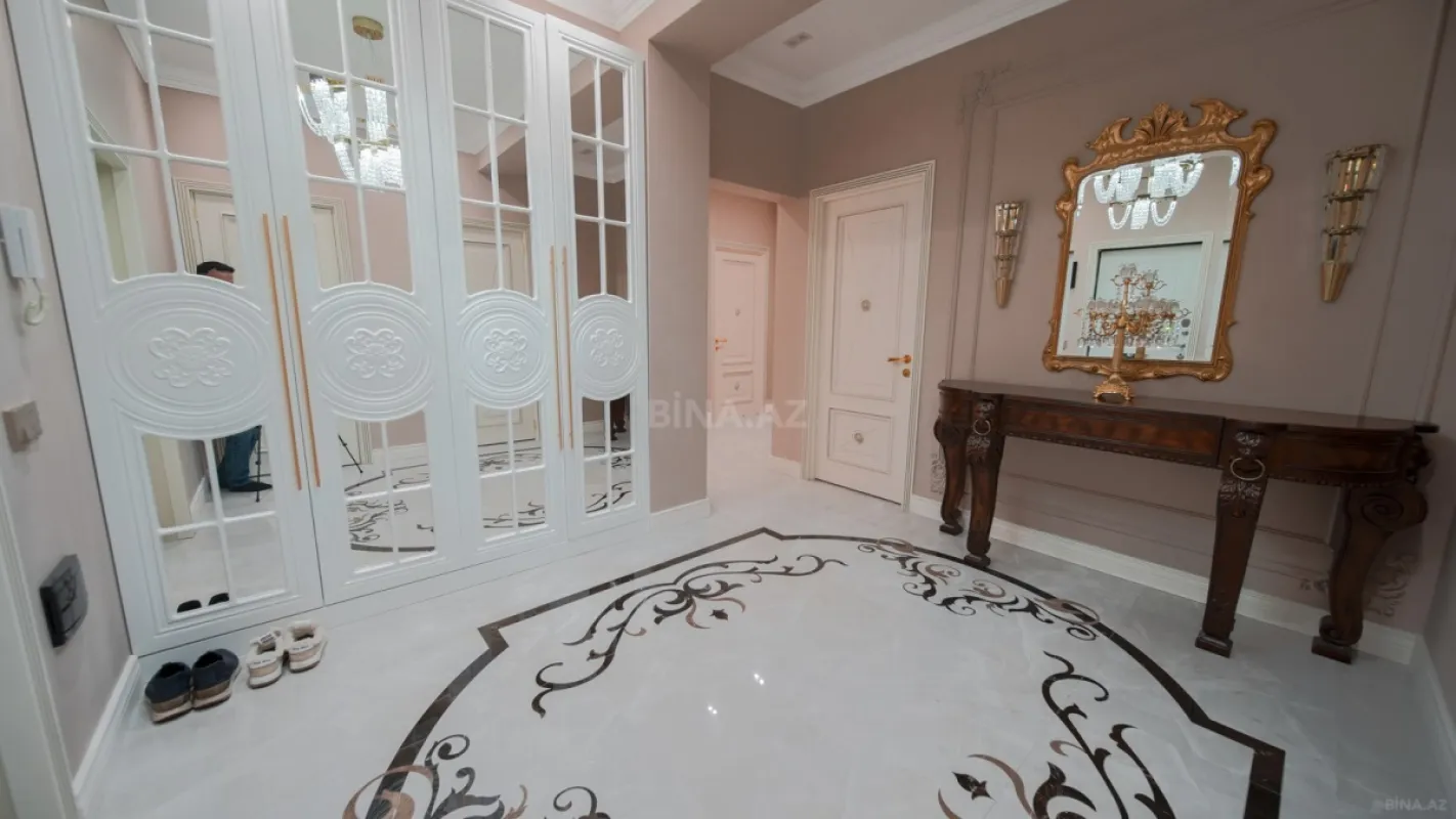 Satılır 3 otaqlı mənzil 135 m²