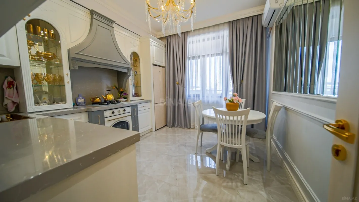 Satılır 3 otaqlı mənzil 135 m²