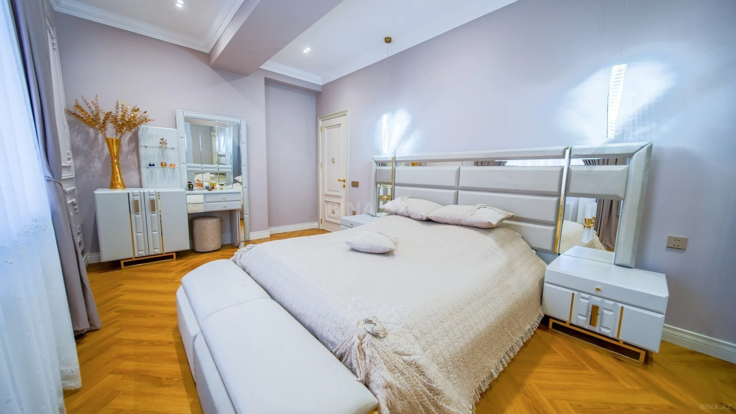 Satılır 3 otaqlı mənzil 135 m²