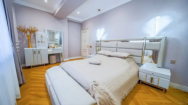 Satılır 3 otaqlı mənzil 135 m²