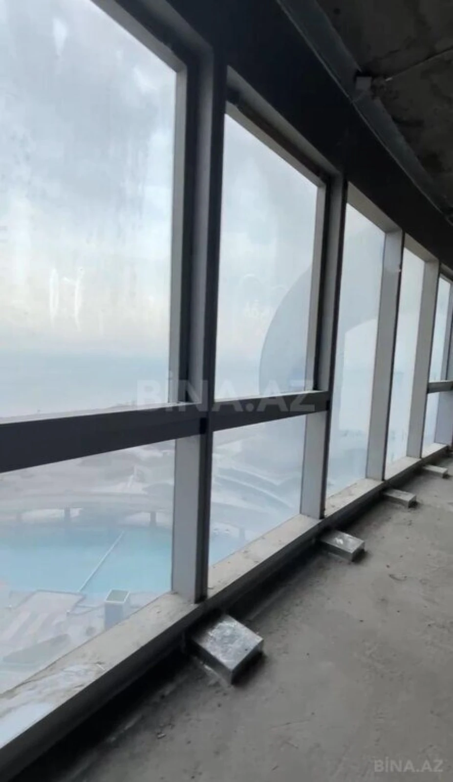 Satılır 4 otaqlı mənzil 240 m²