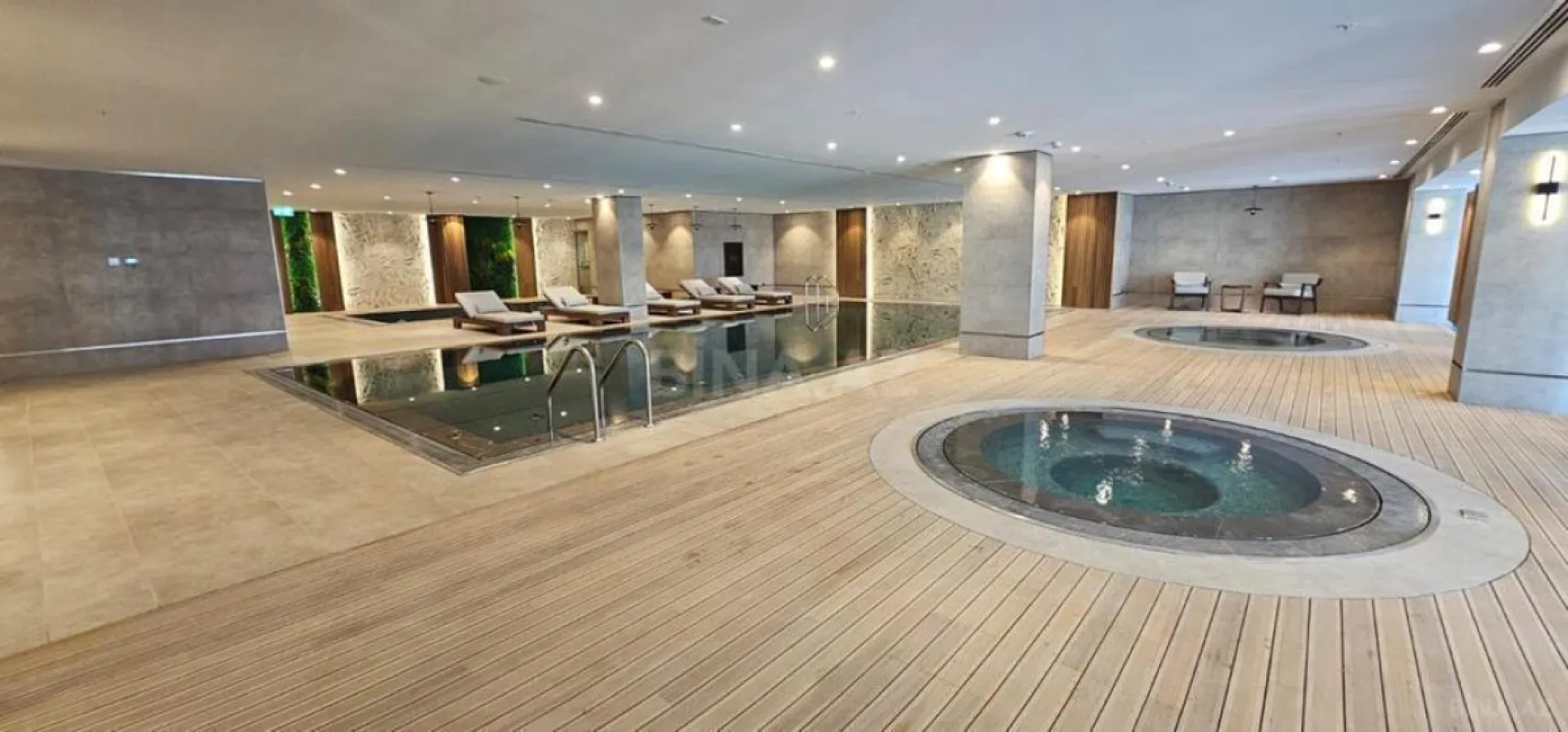 Satılır 4 otaqlı mənzil 240 m²