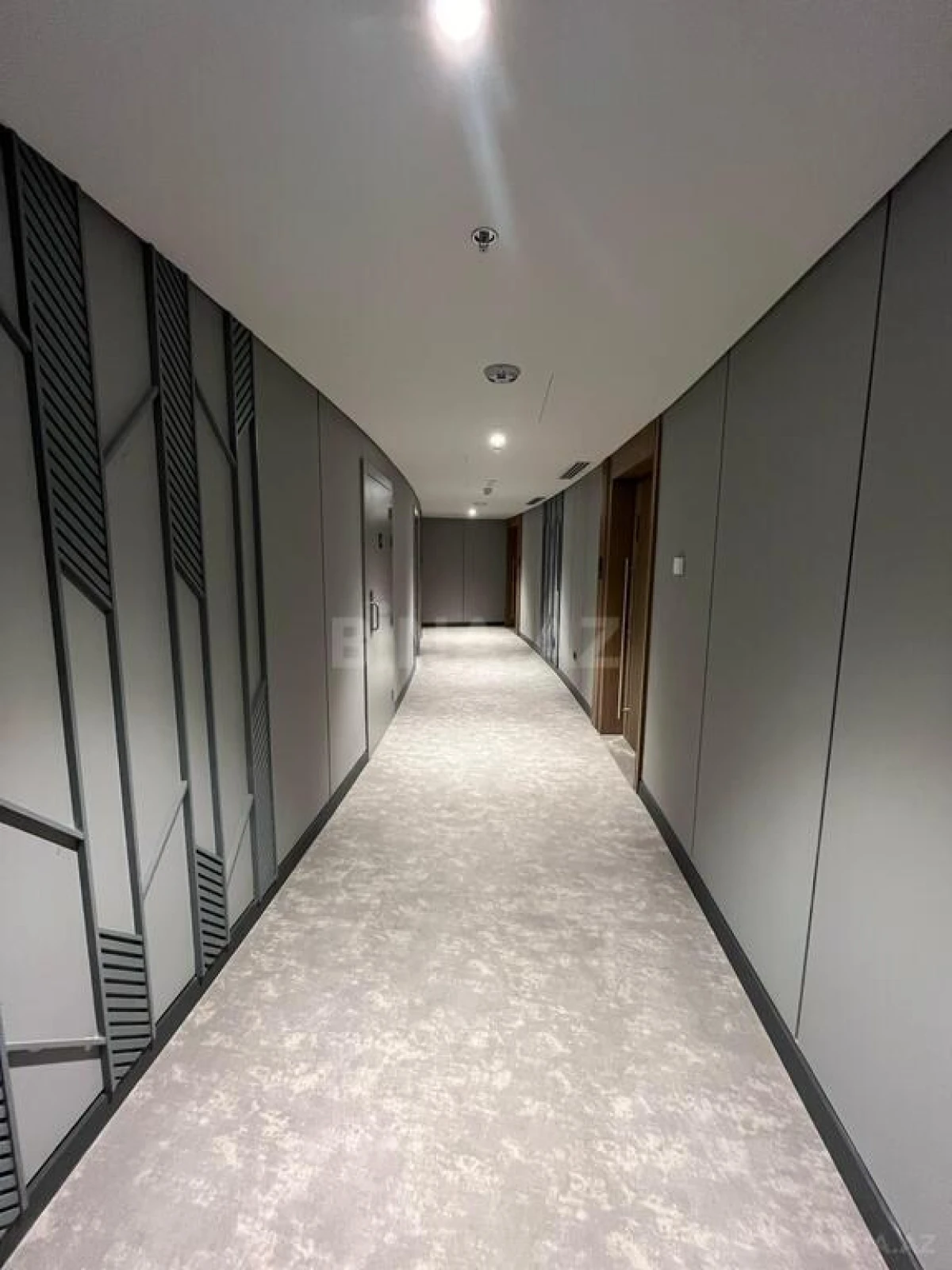 Satılır 4 otaqlı mənzil 240 m²