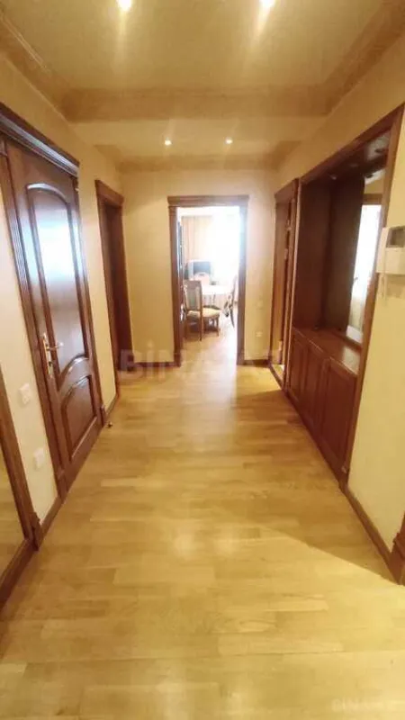 Satılır 7 otaqlı mənzil 300 m²