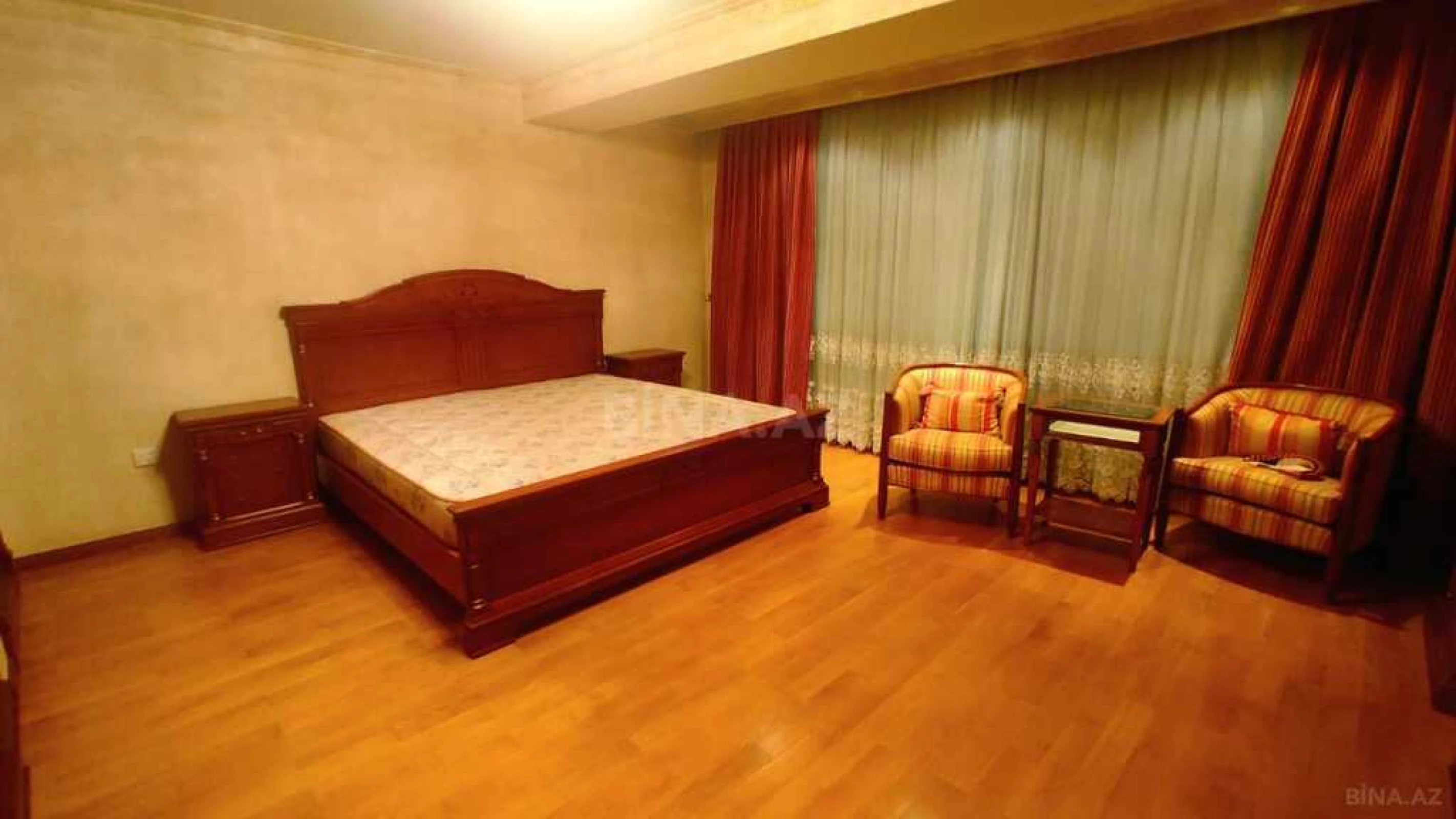 Satılır 7 otaqlı mənzil 300 m²