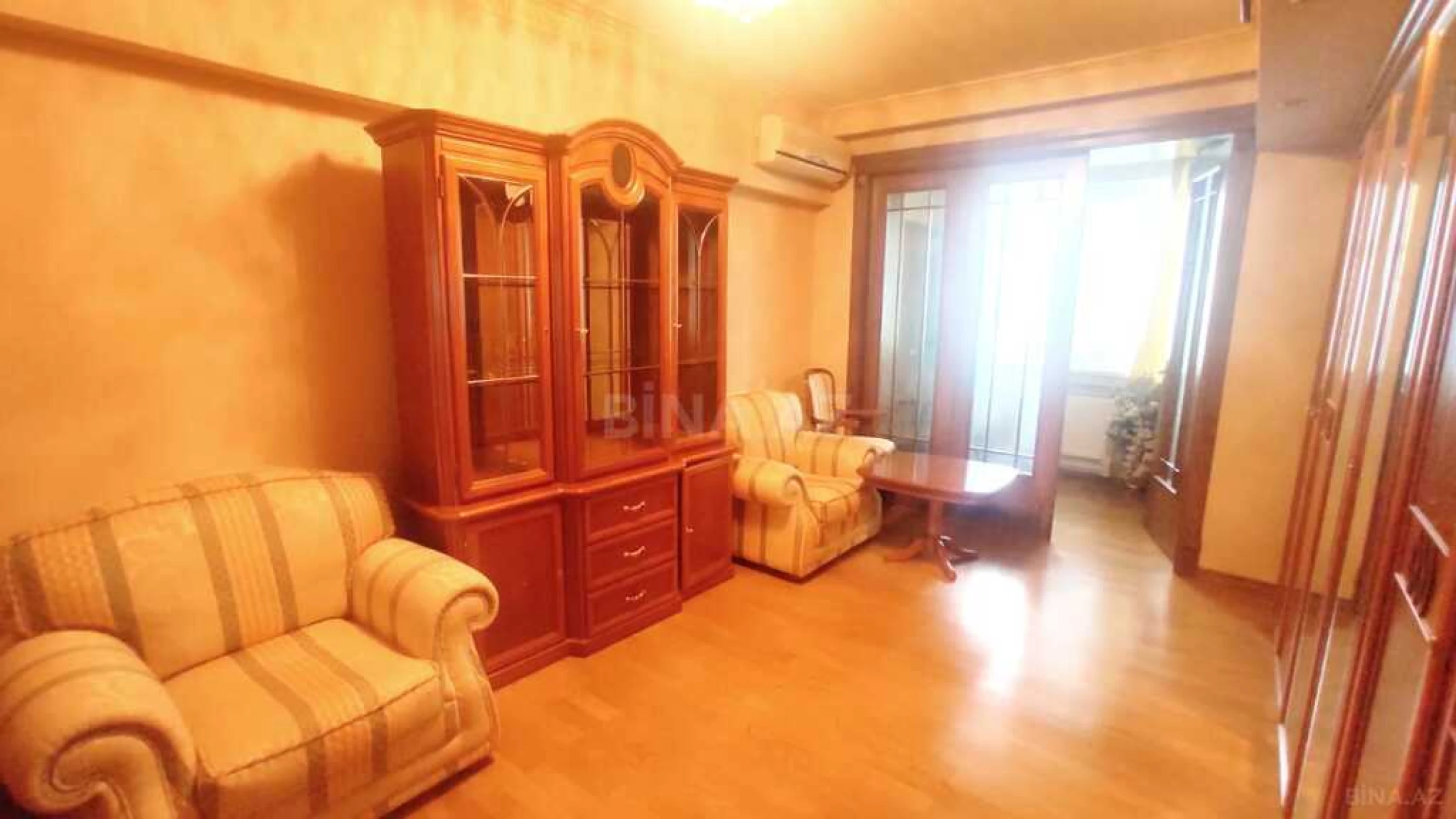 Satılır 7 otaqlı mənzil 300 m²