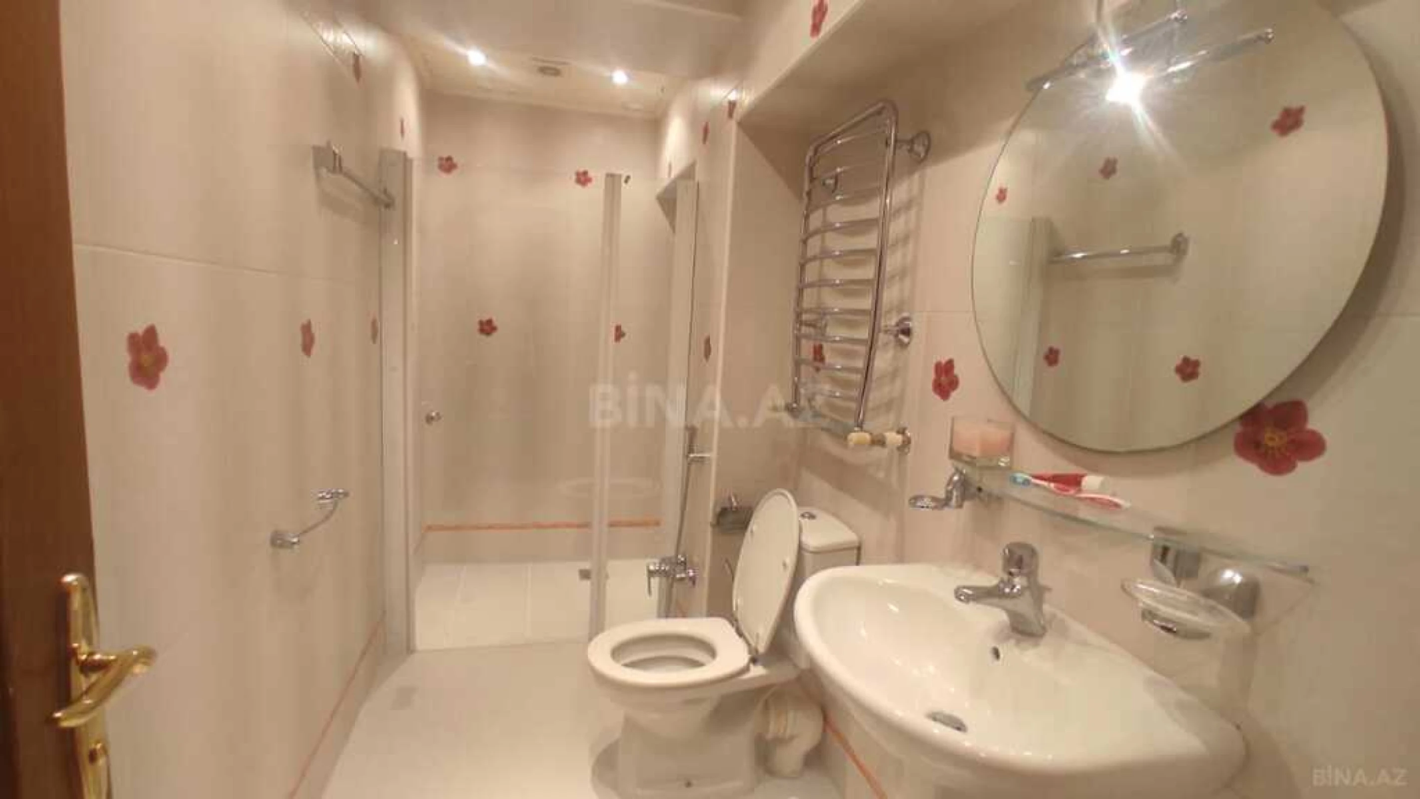 Satılır 7 otaqlı mənzil 300 m²