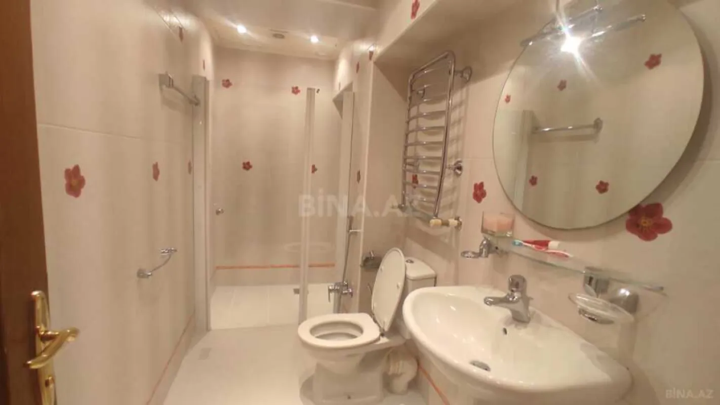 Satılır 7 otaqlı mənzil 300 m²