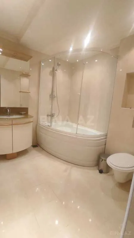 Satılır 7 otaqlı mənzil 300 m²