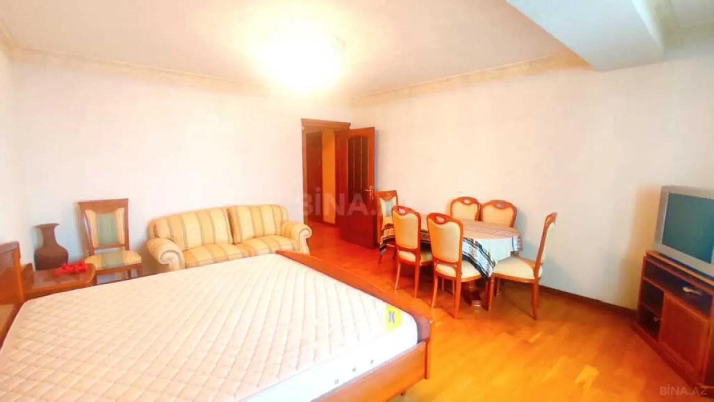 Satılır 7 otaqlı mənzil 300 m²