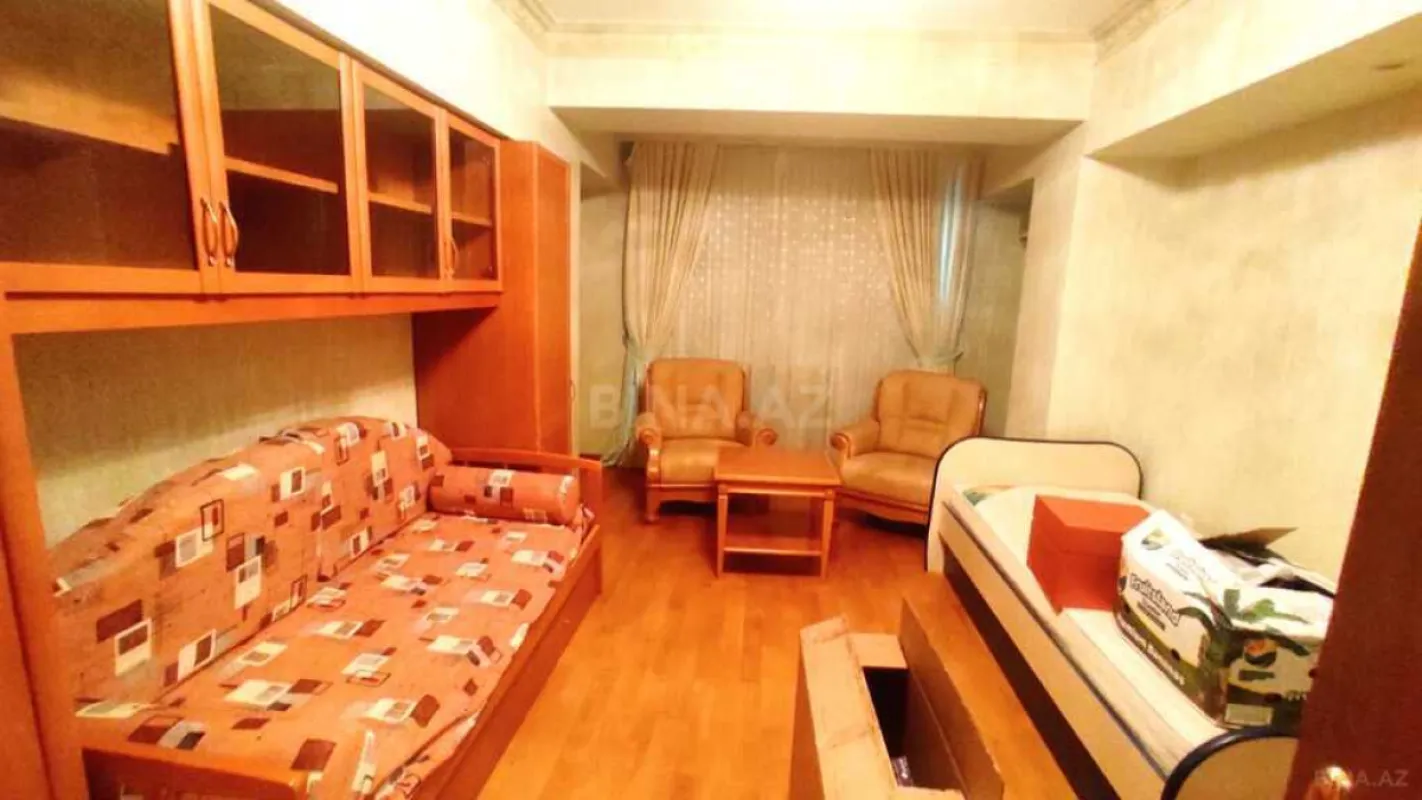Satılır 7 otaqlı mənzil 300 m²