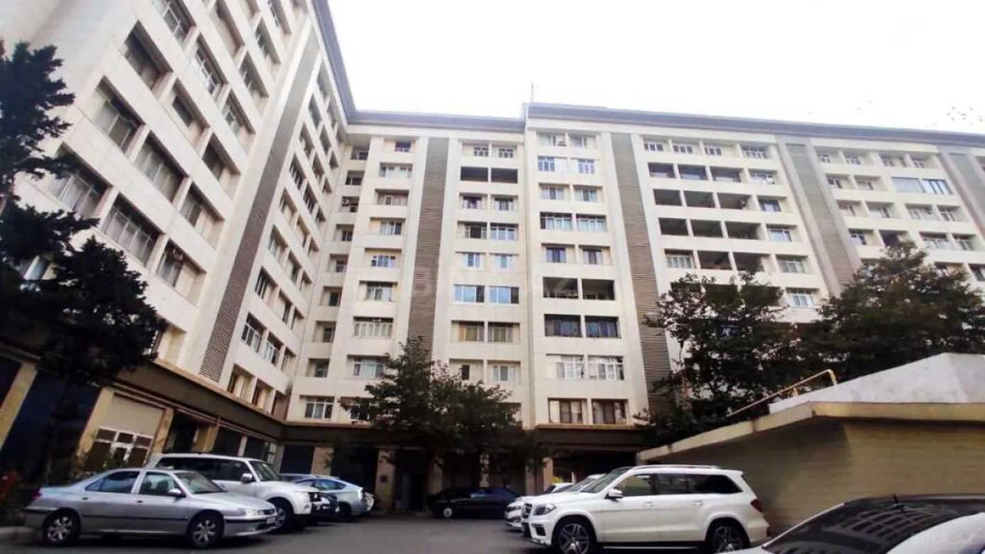 Satılır 7 otaqlı mənzil 300 m²