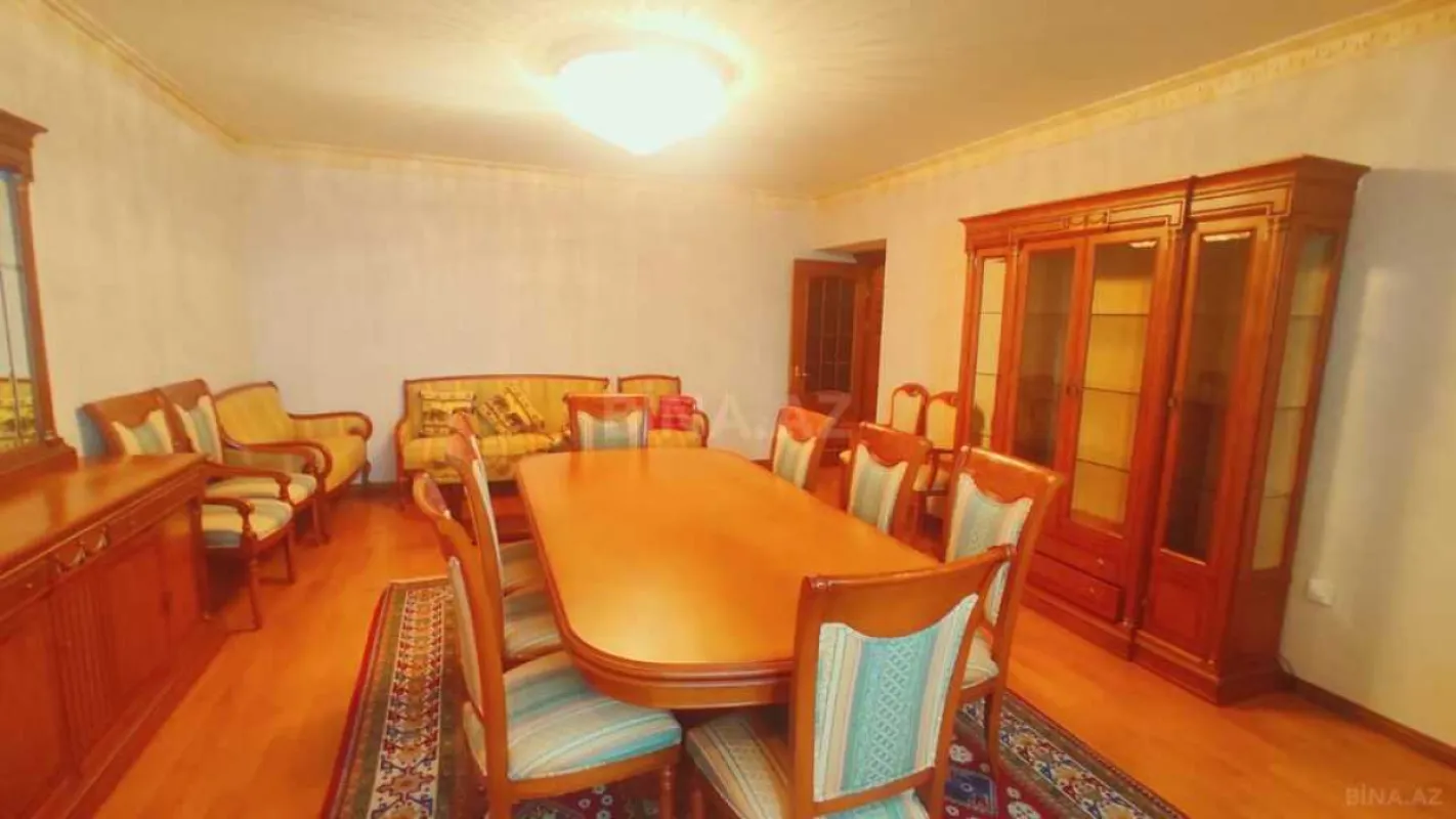 Satılır 7 otaqlı mənzil 300 m²