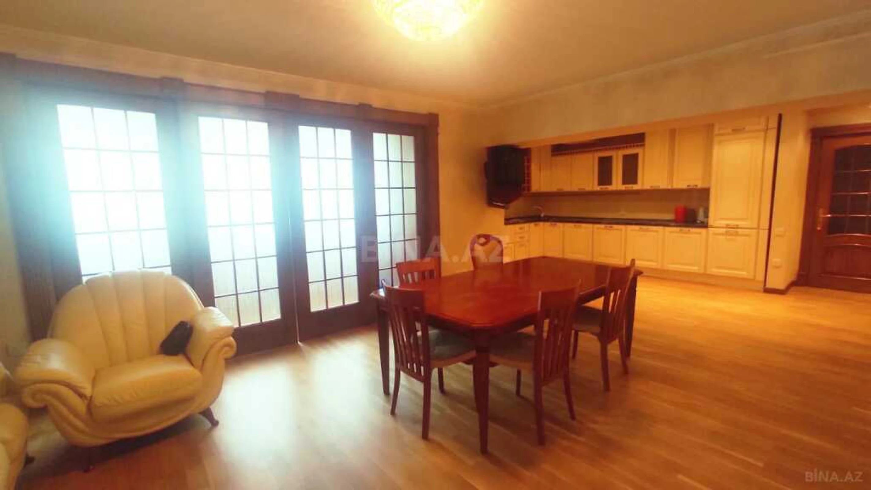 Satılır 7 otaqlı mənzil 300 m²