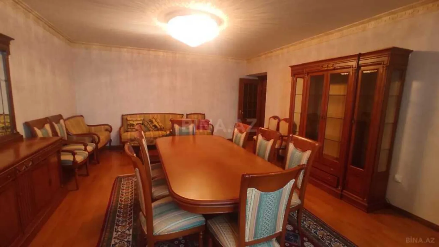 Satılır 7 otaqlı mənzil 300 m²