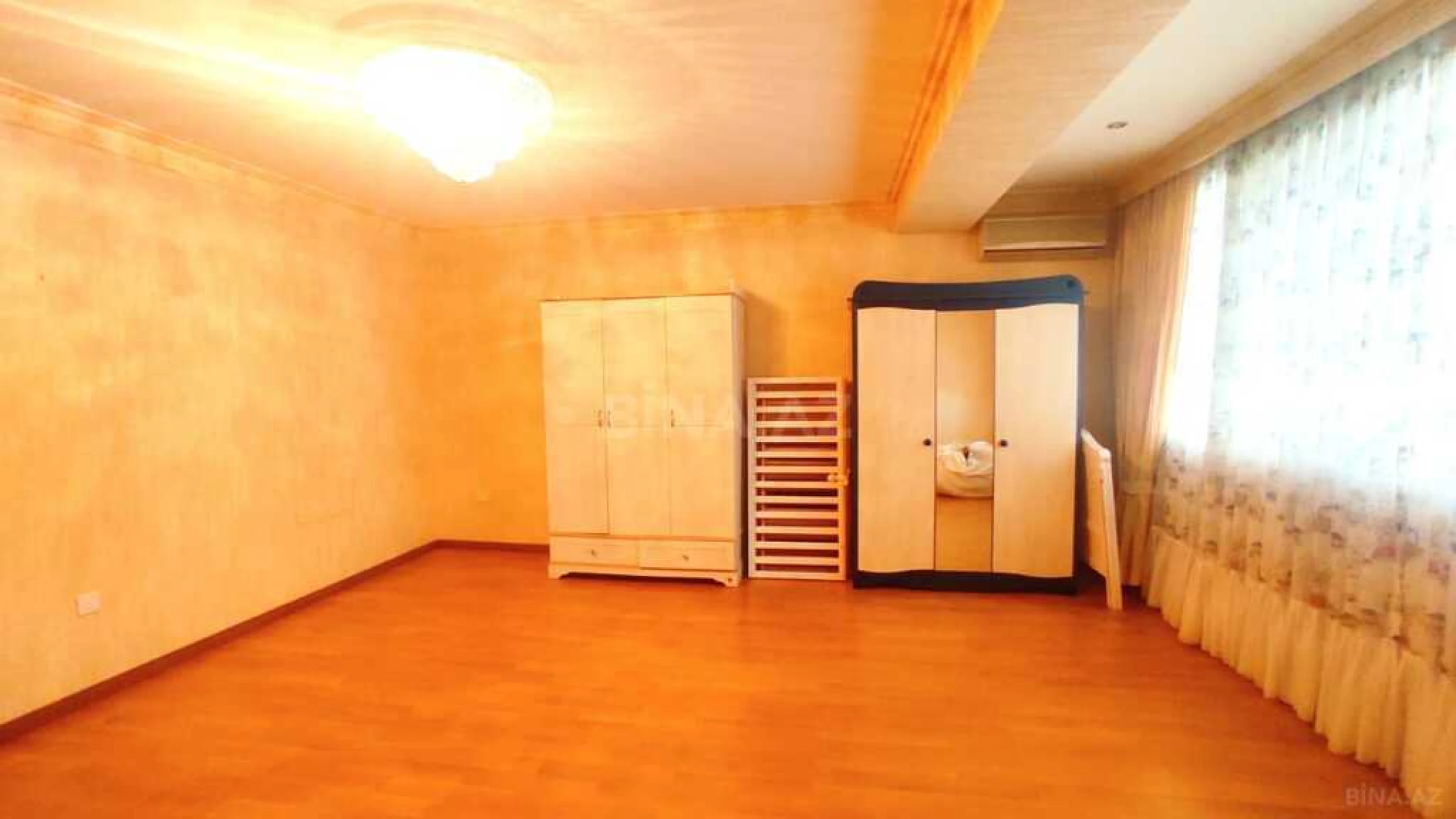 Satılır 7 otaqlı mənzil 300 m²