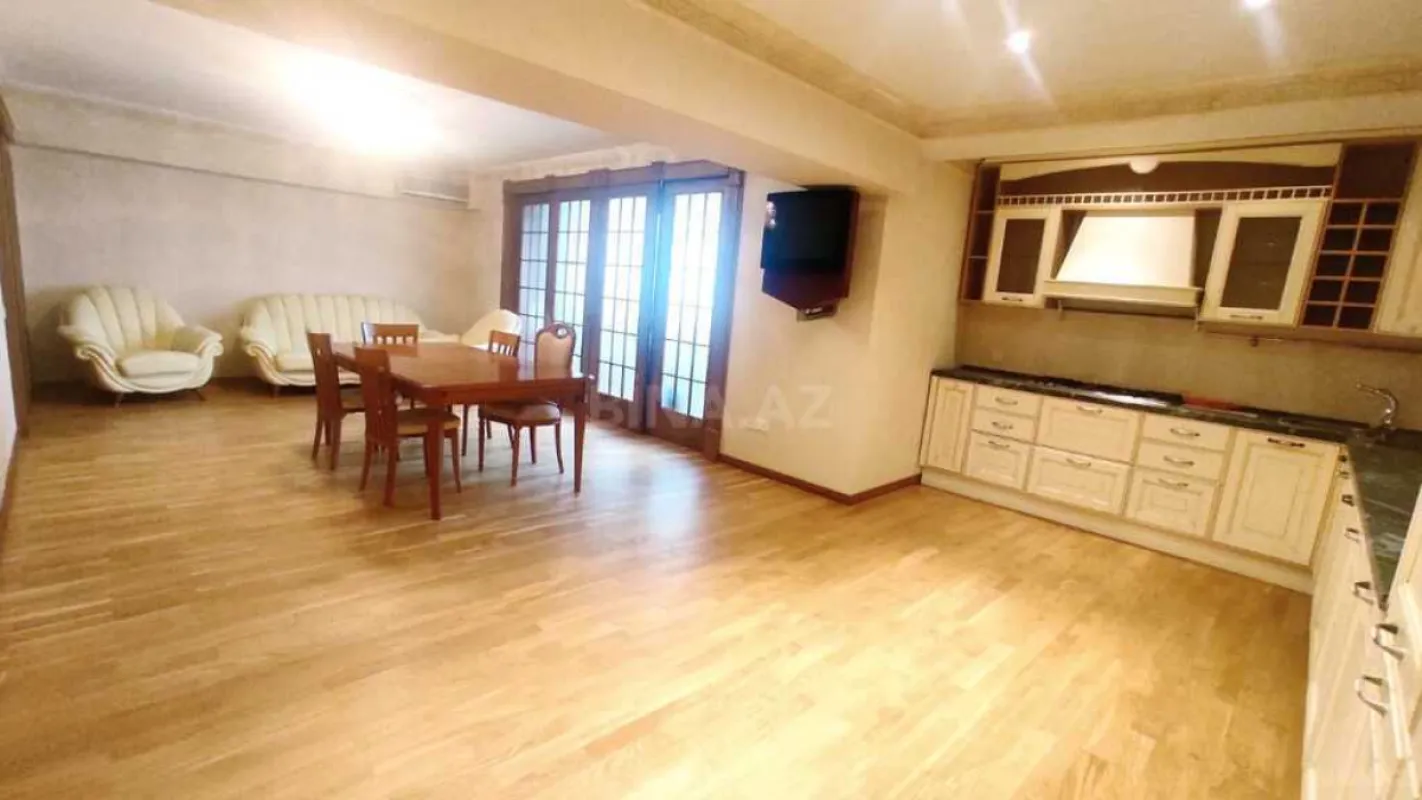 Satılır 7 otaqlı mənzil 300 m²
