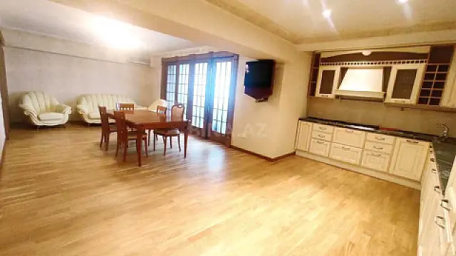 Satılır 7 otaqlı mənzil 300 m²