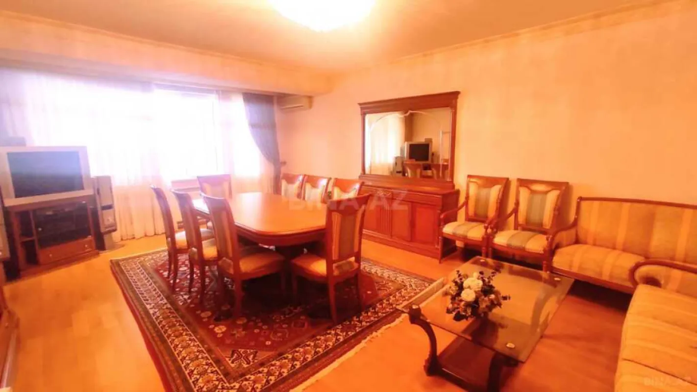 Satılır 7 otaqlı mənzil 300 m²