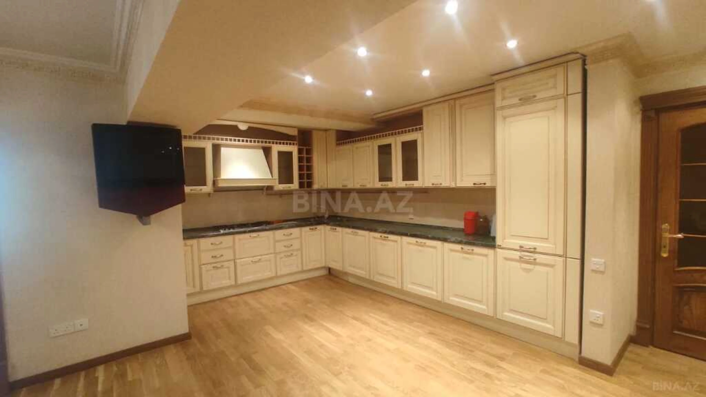 Satılır 7 otaqlı mənzil 300 m²