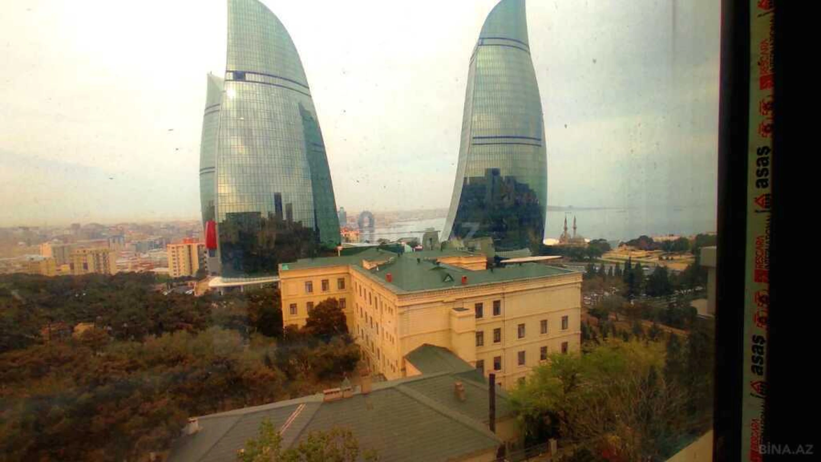 Satılır 7 otaqlı mənzil 300 m²