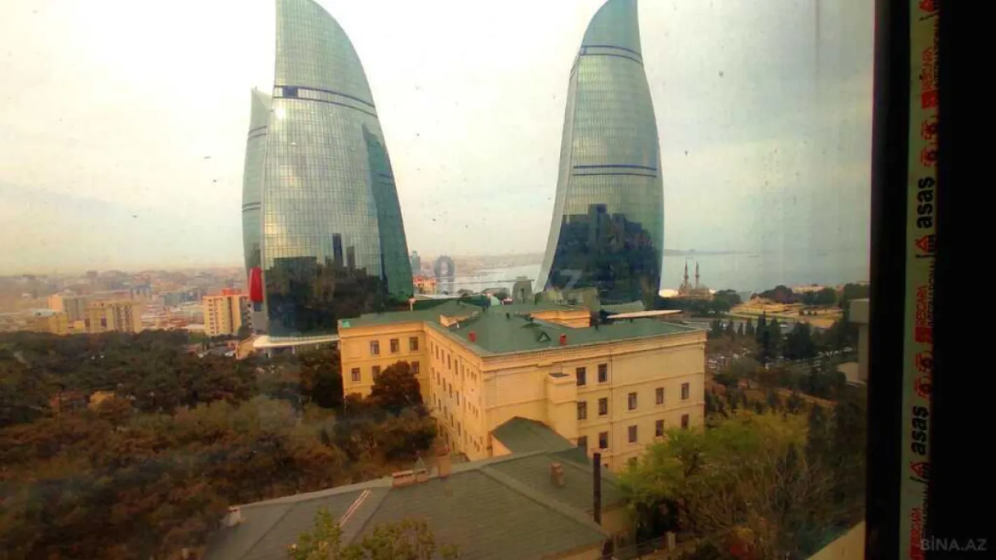 Satılır 7 otaqlı mənzil 300 m²