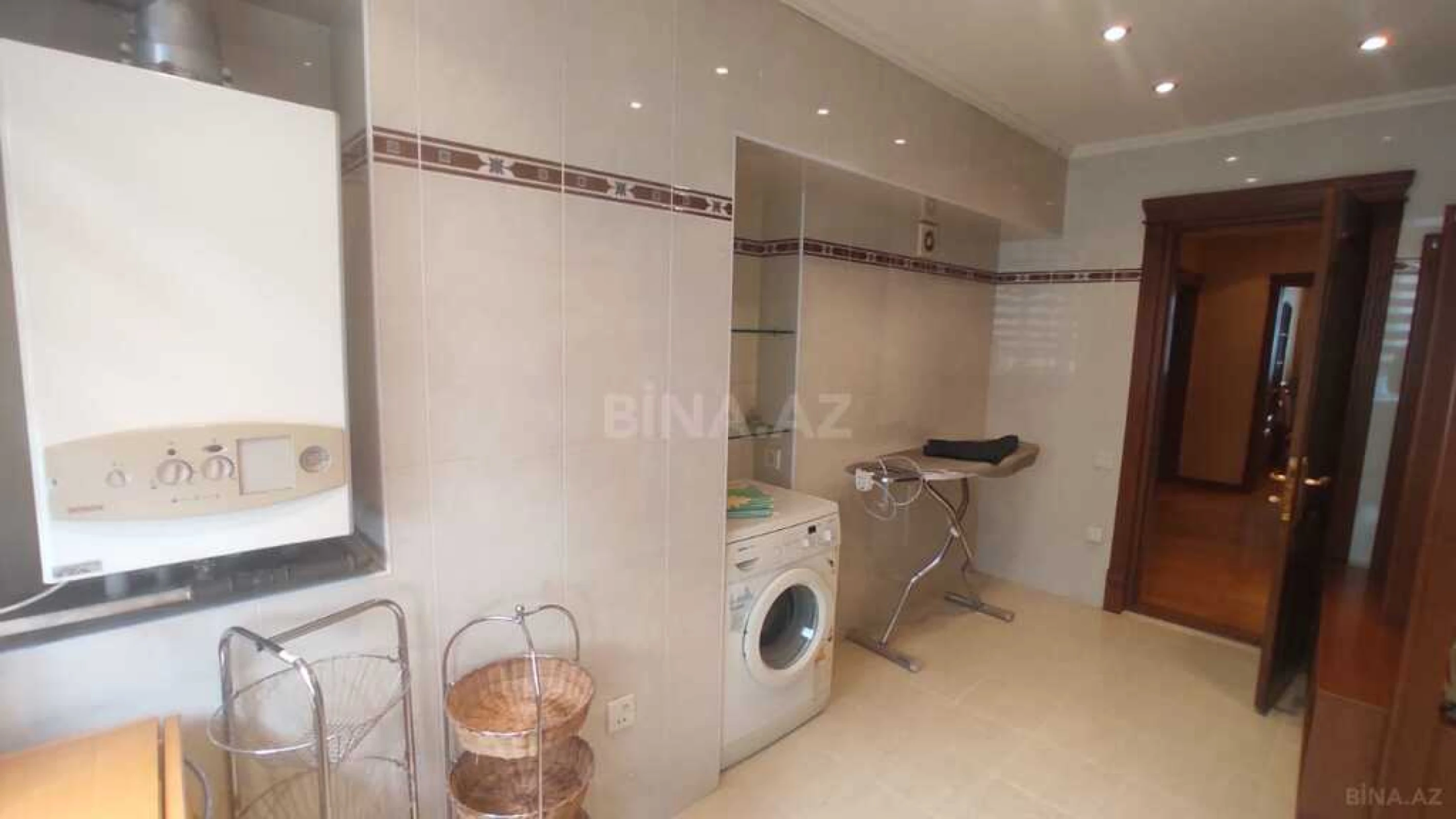 Satılır 7 otaqlı mənzil 300 m²