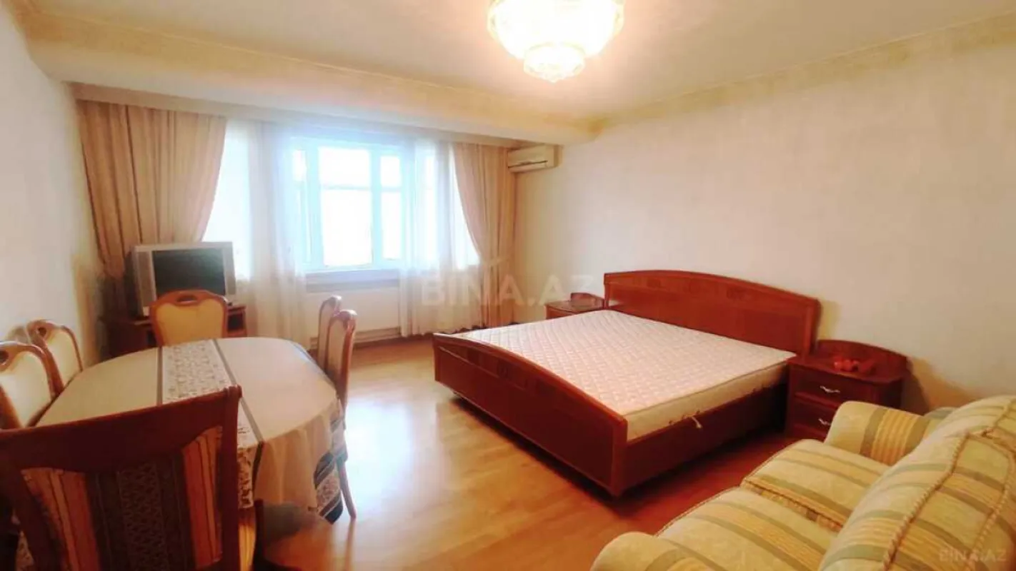 Satılır 7 otaqlı mənzil 300 m²