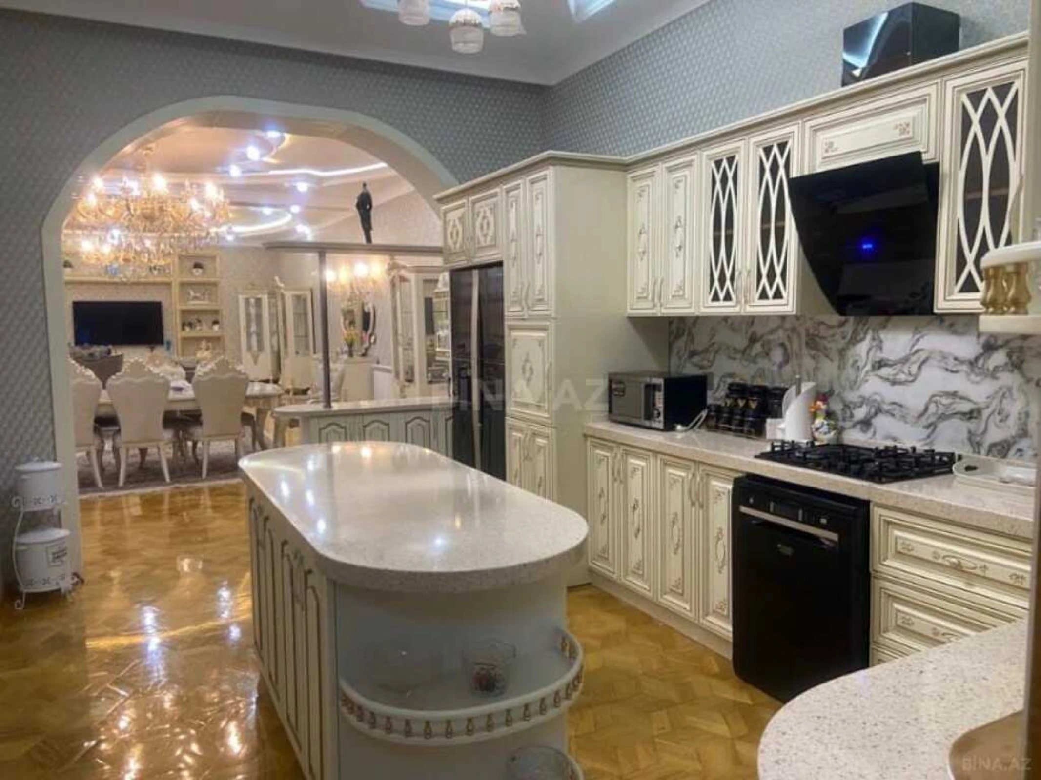 Satılır 8 otaqlı həyət evi 320 m²