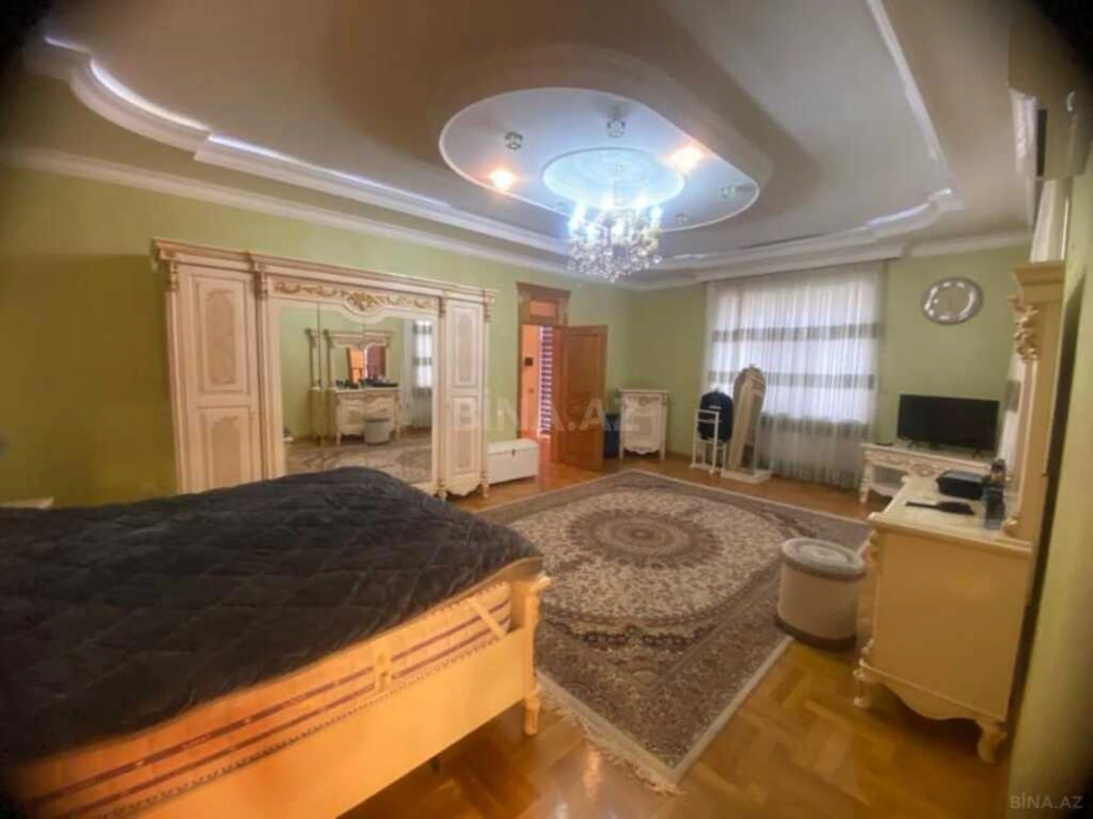 Satılır 8 otaqlı həyət evi 320 m²