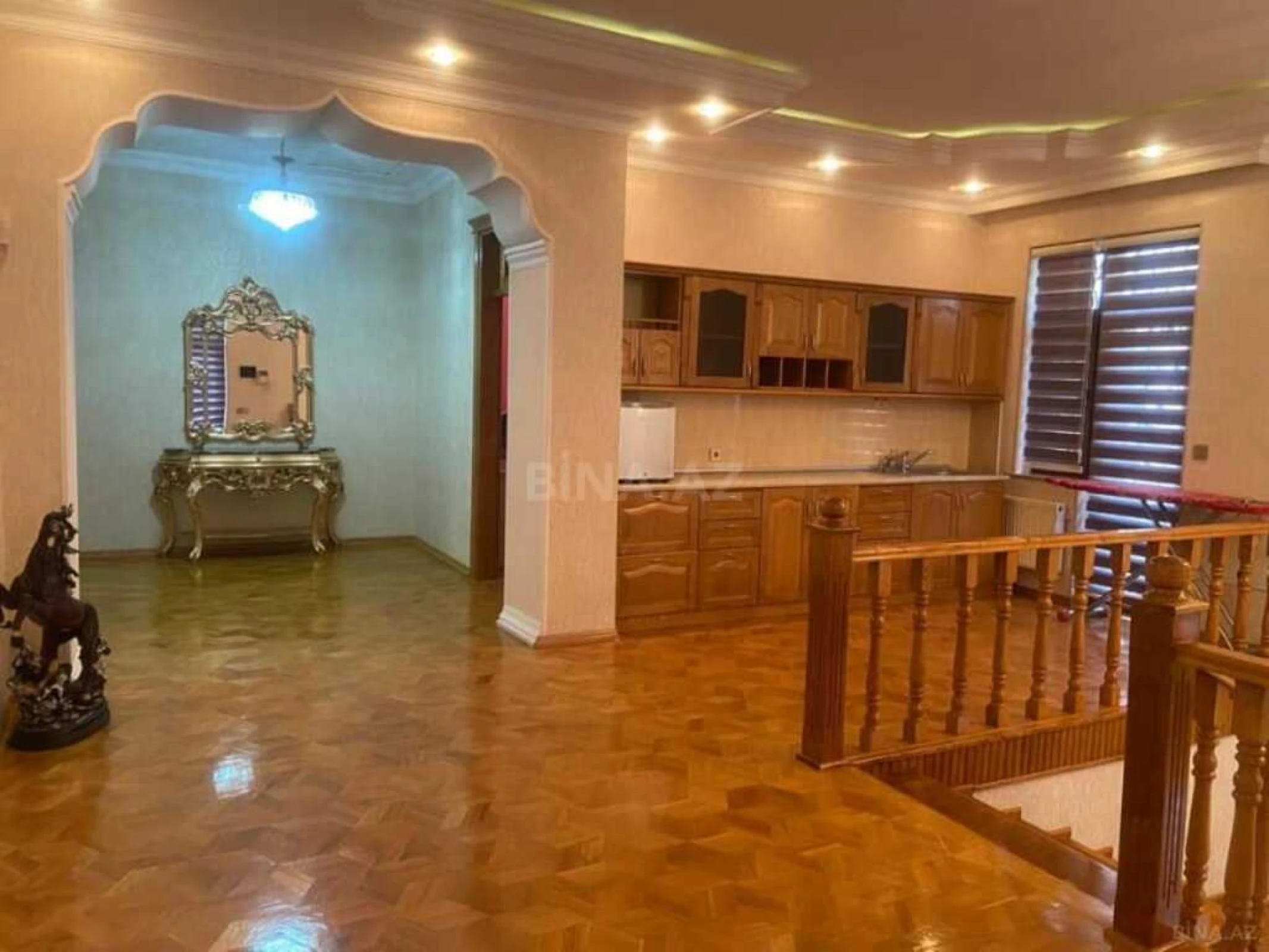 Satılır 8 otaqlı həyət evi 320 m²