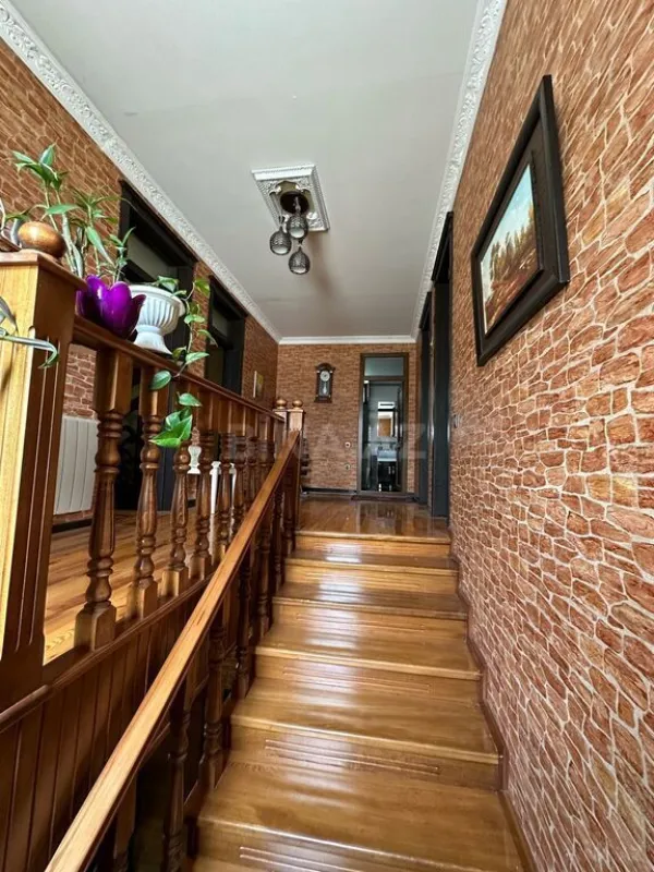 Satılır 5 otaqlı həyət evi 220 m²