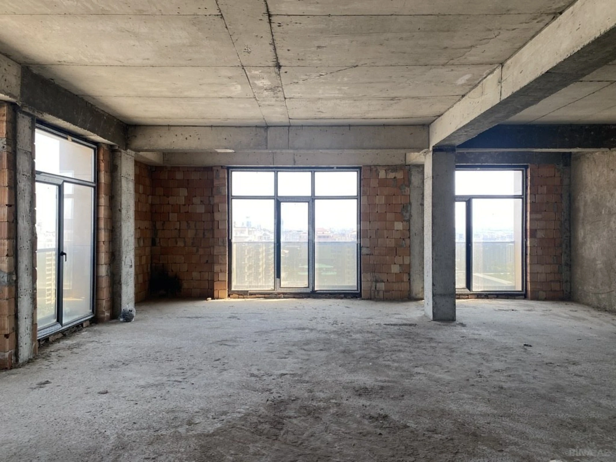 Satılır 4 otaqlı mənzil 148 m²