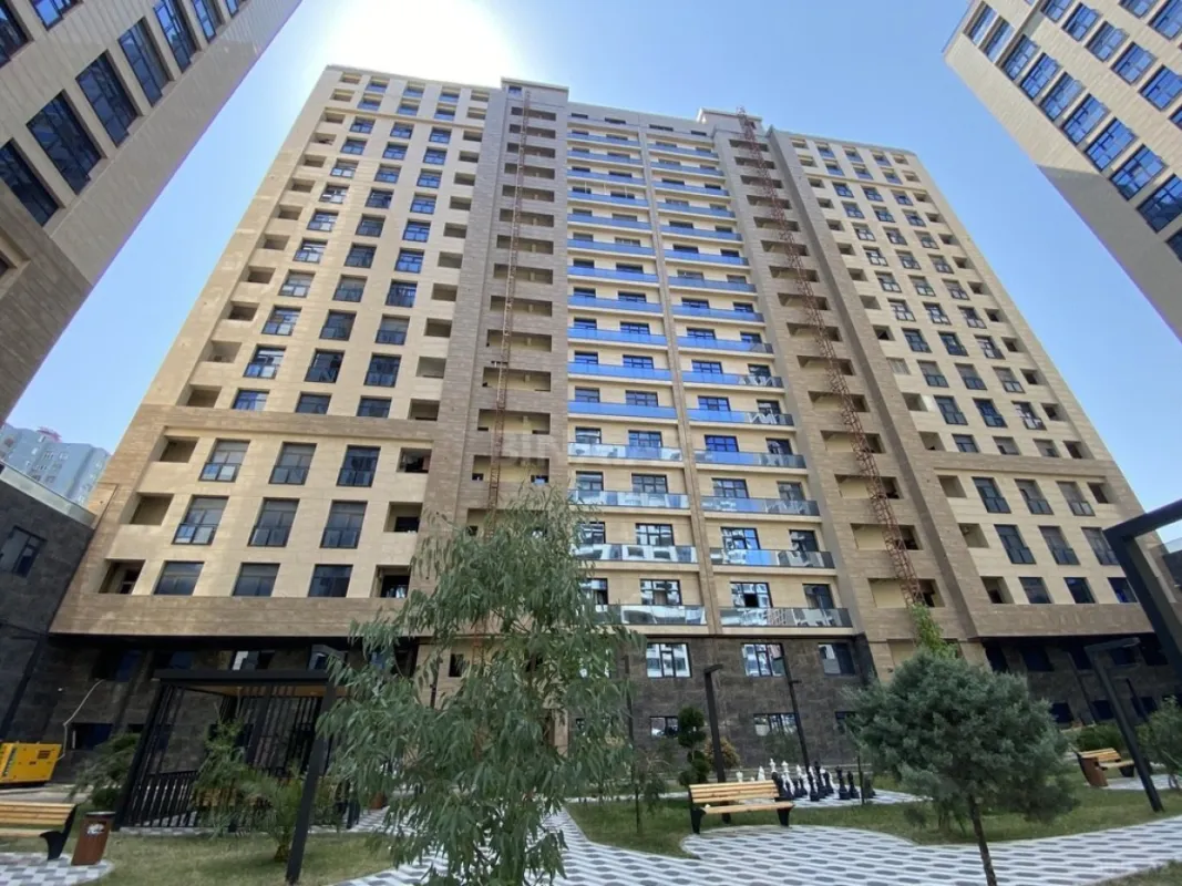 Satılır 4 otaqlı mənzil 148 m²