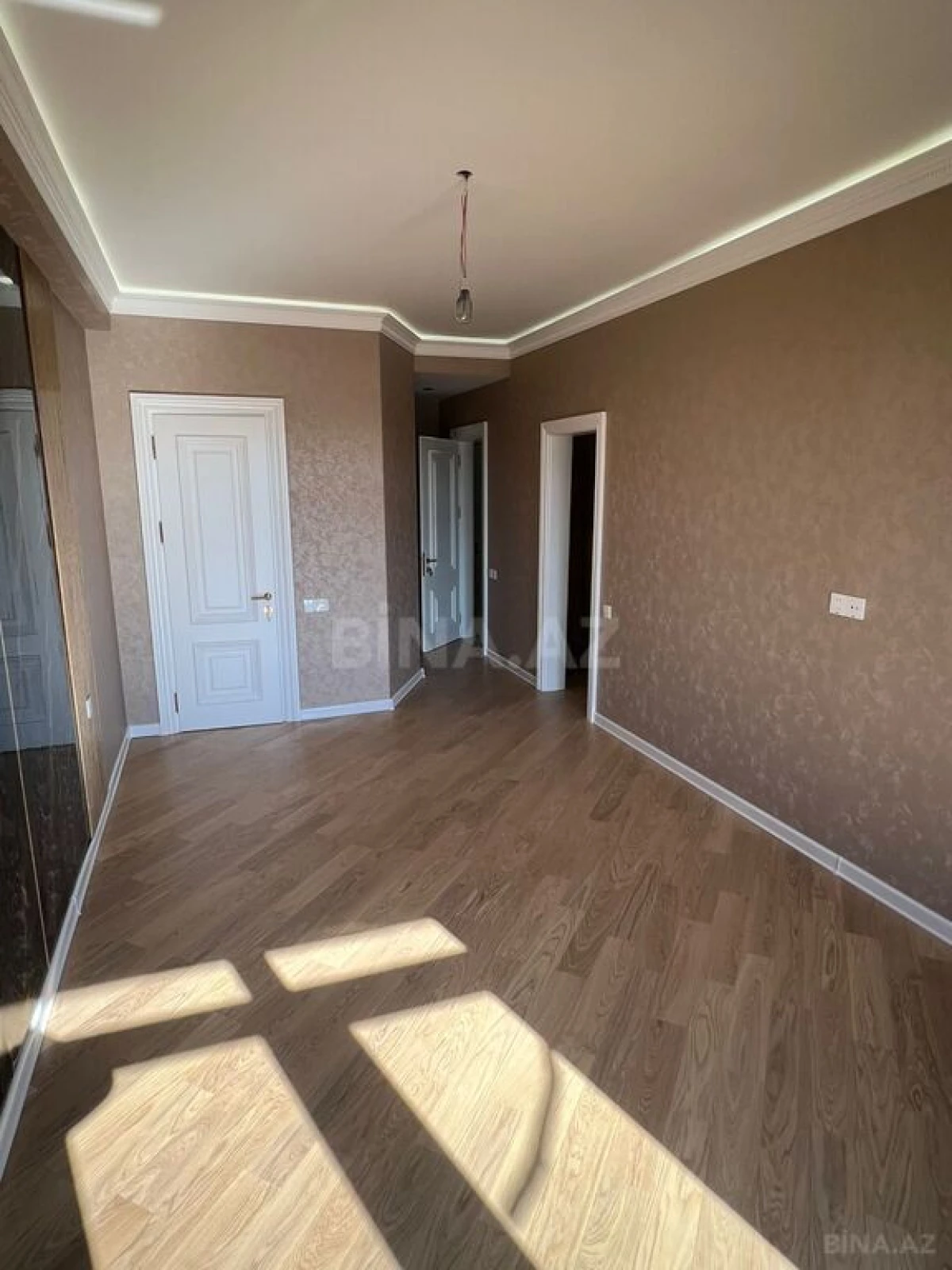 Satılır 3 otaqlı mənzil 151 m²