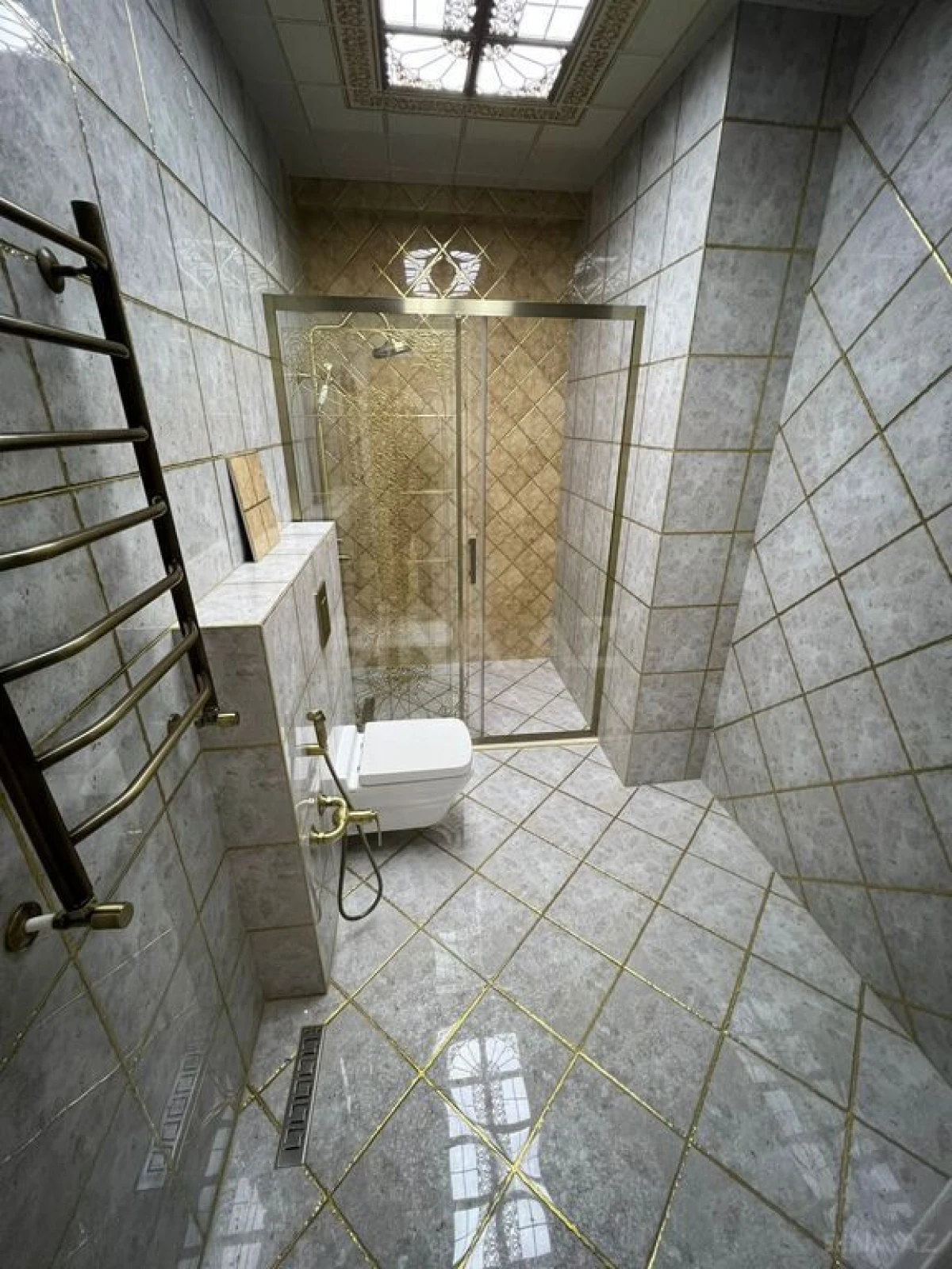 Satılır 3 otaqlı mənzil 151 m²