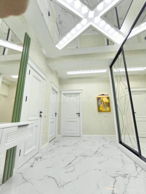 Satılır 3 otaqlı mənzil 130 m²