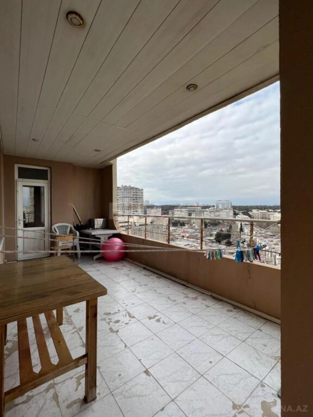 Satılır 4 otaqlı mənzil 210 m²