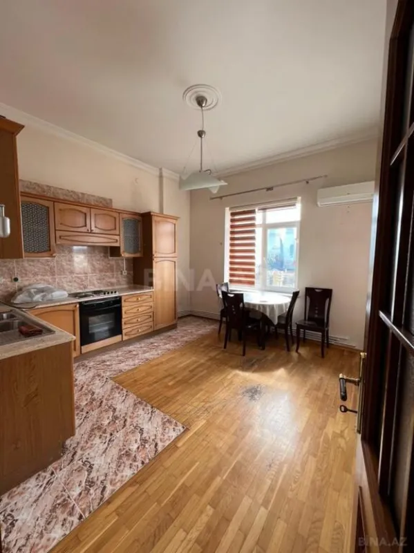 Satılır 4 otaqlı mənzil 210 m²