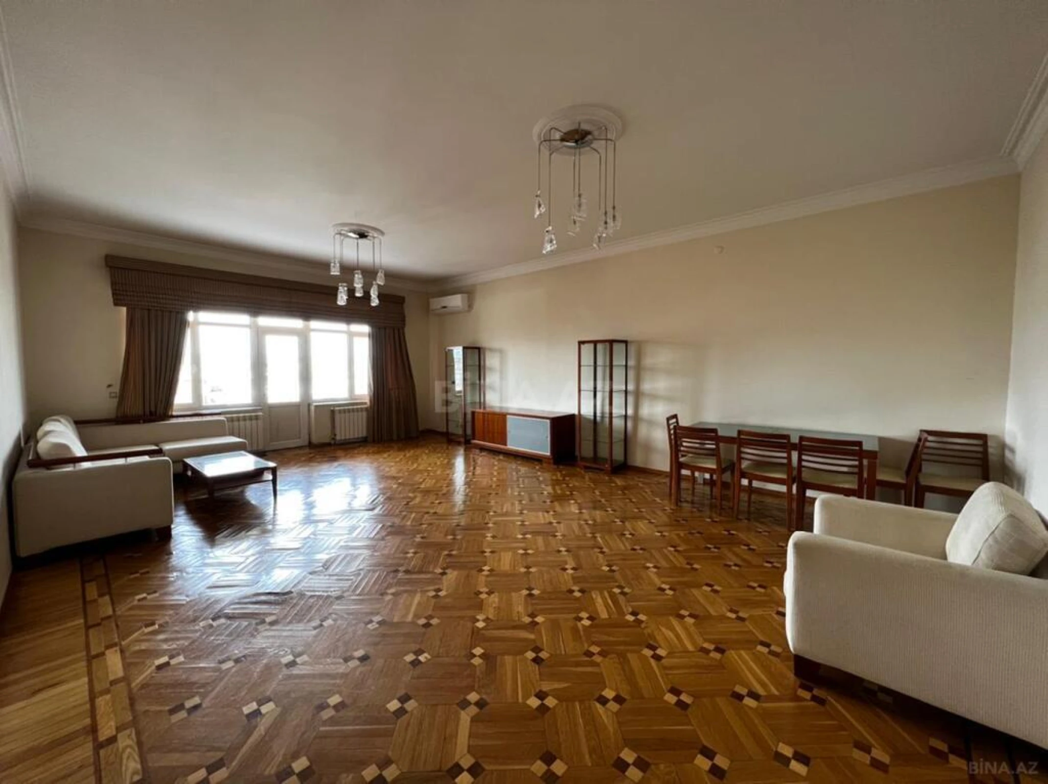 Satılır 4 otaqlı mənzil 210 m²