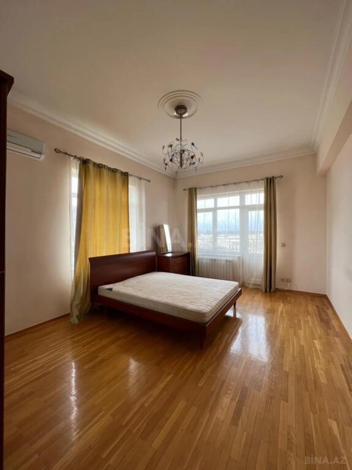 Satılır 4 otaqlı mənzil 210 m²