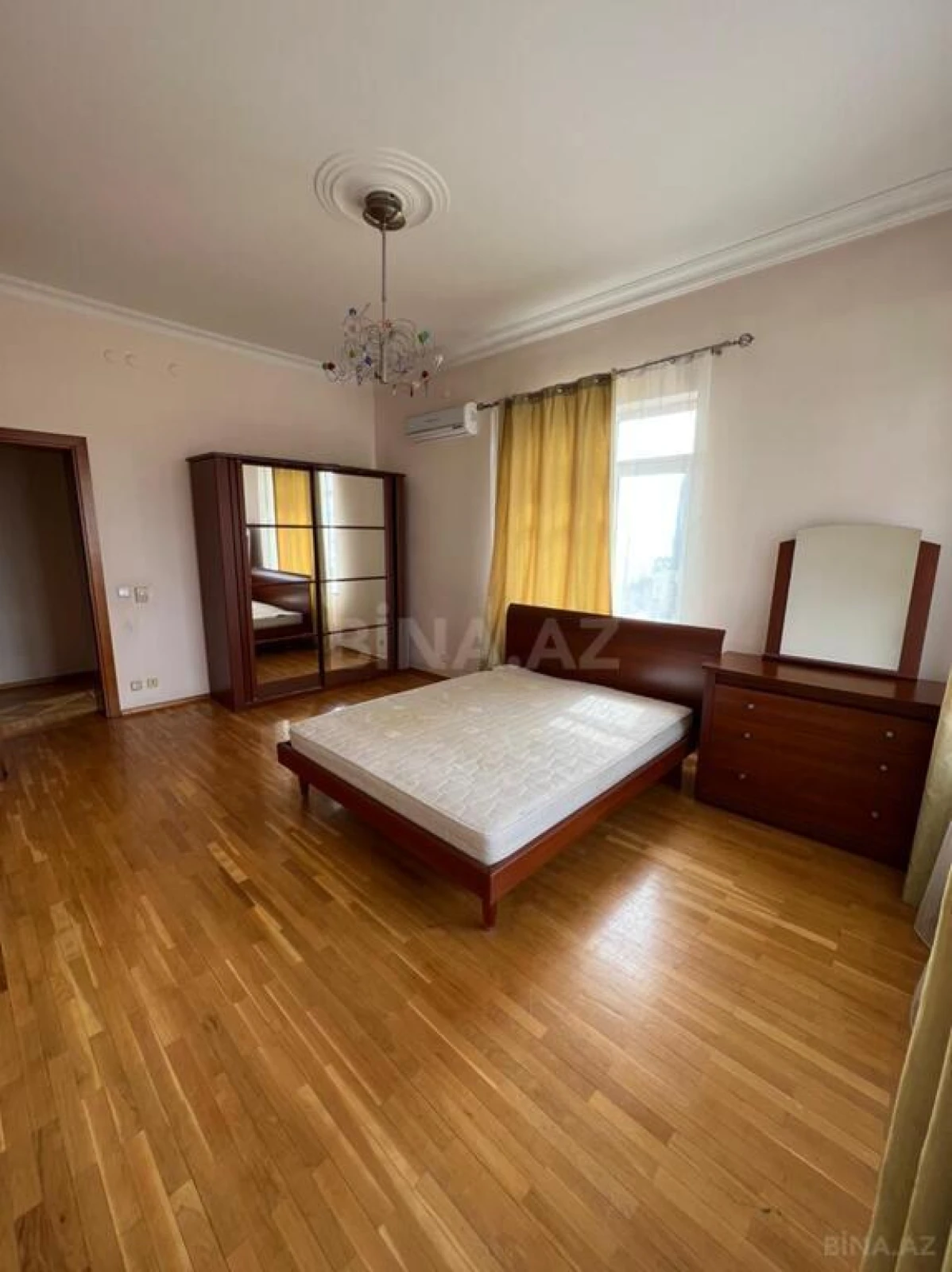 Satılır 4 otaqlı mənzil 210 m²