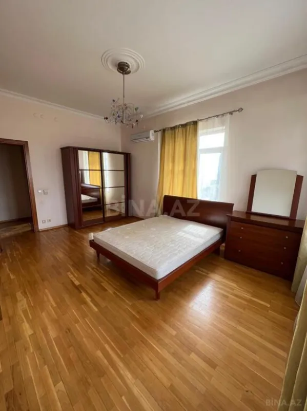 Satılır 4 otaqlı mənzil 210 m²