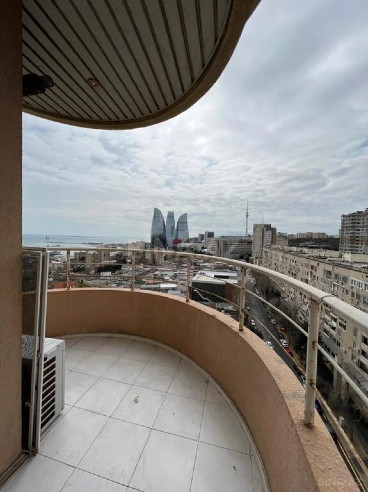 Satılır 4 otaqlı mənzil 210 m²