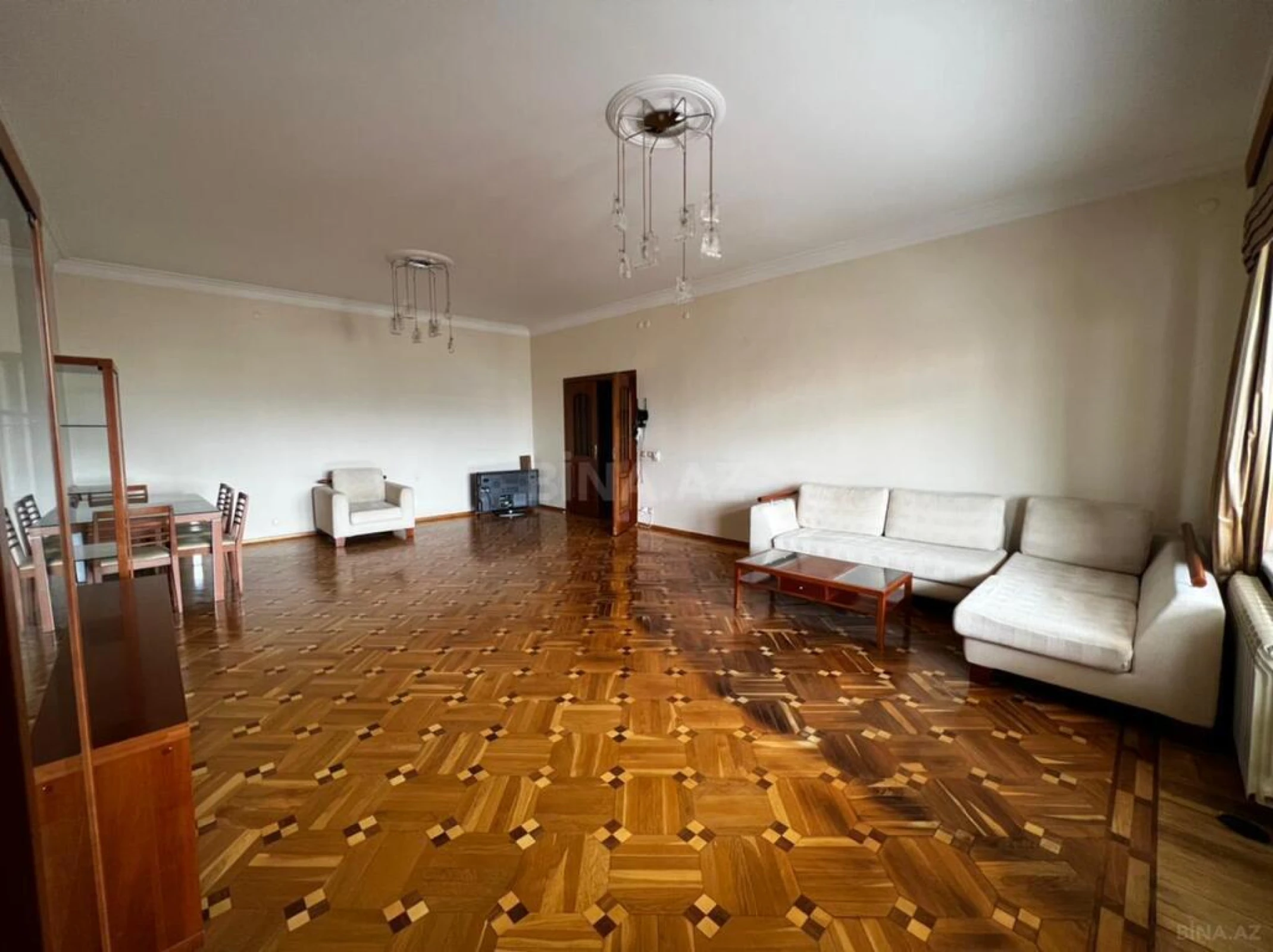 Satılır 4 otaqlı mənzil 210 m²