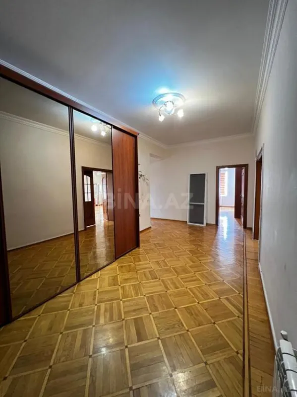 Satılır 4 otaqlı mənzil 210 m²